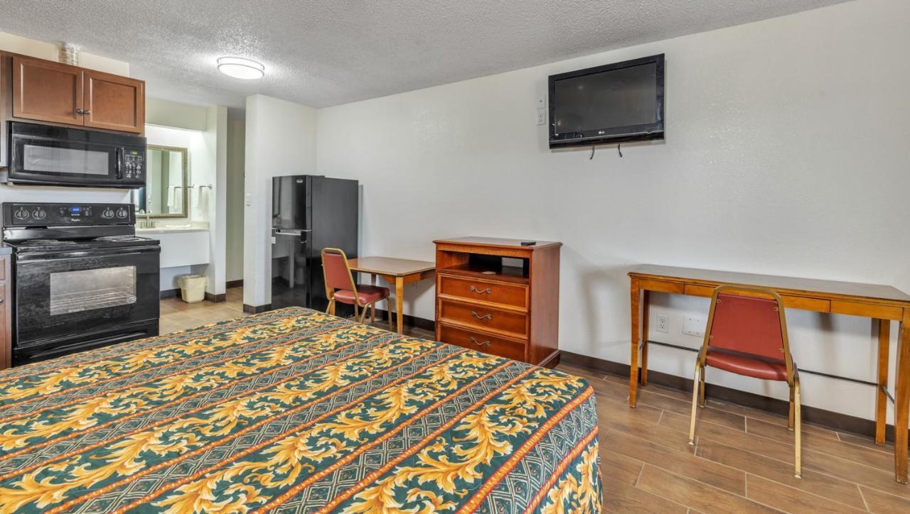 Studios And Suites 4 Less Емпория Екстериор снимка