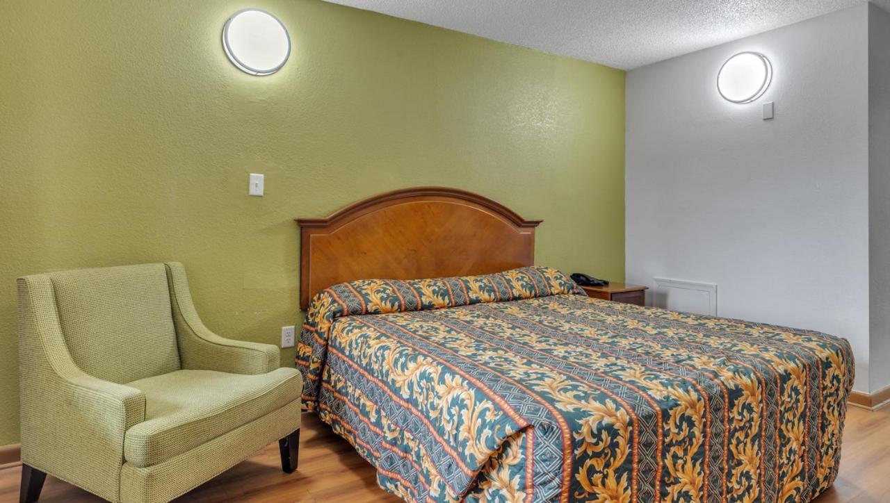 Studios And Suites 4 Less Емпория Екстериор снимка