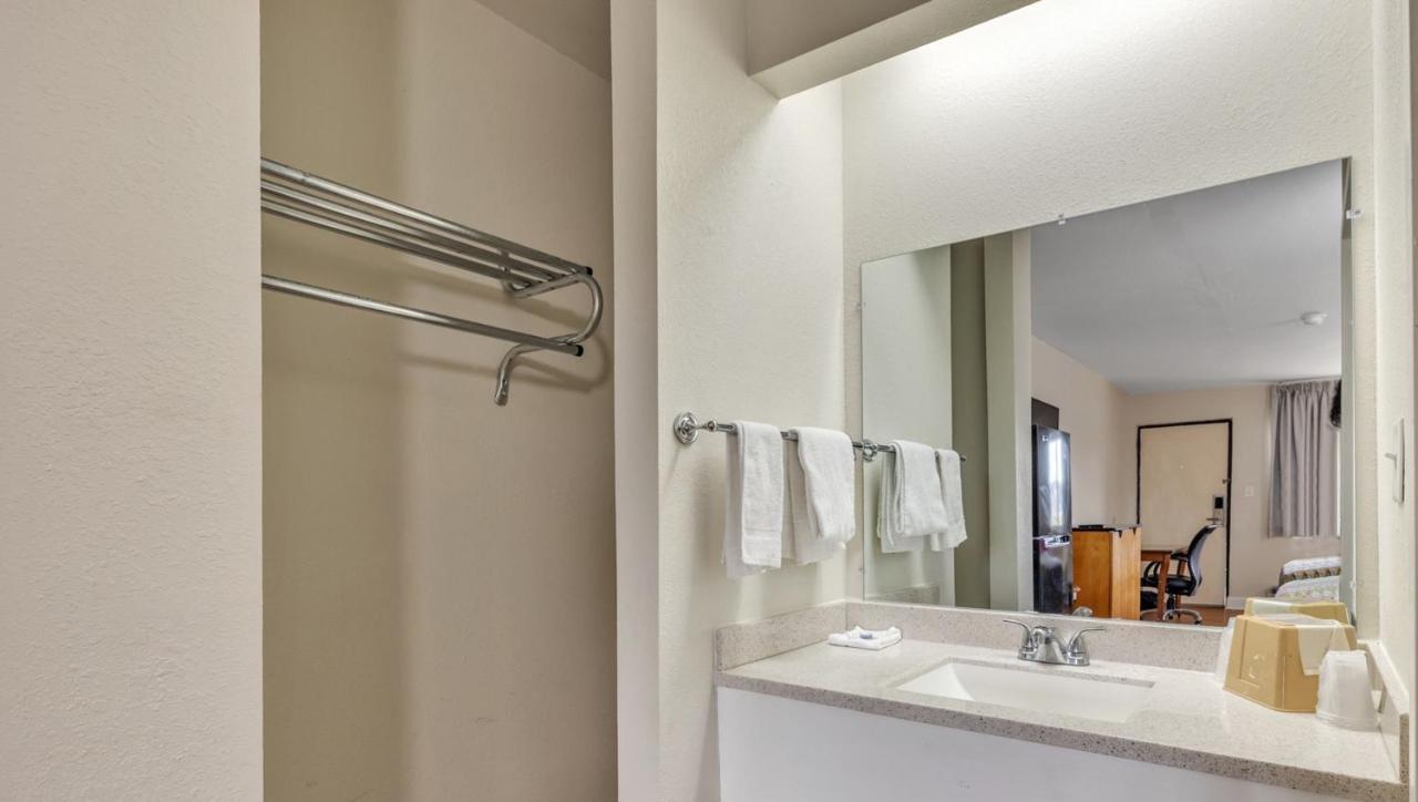 Studios And Suites 4 Less Емпория Екстериор снимка