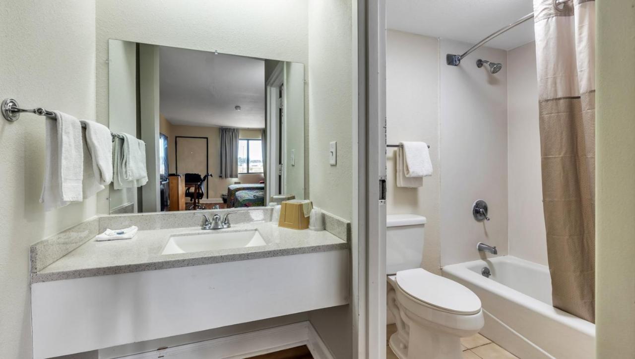 Studios And Suites 4 Less Емпория Екстериор снимка