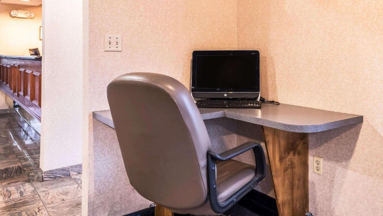 Studios And Suites 4 Less Емпория Екстериор снимка